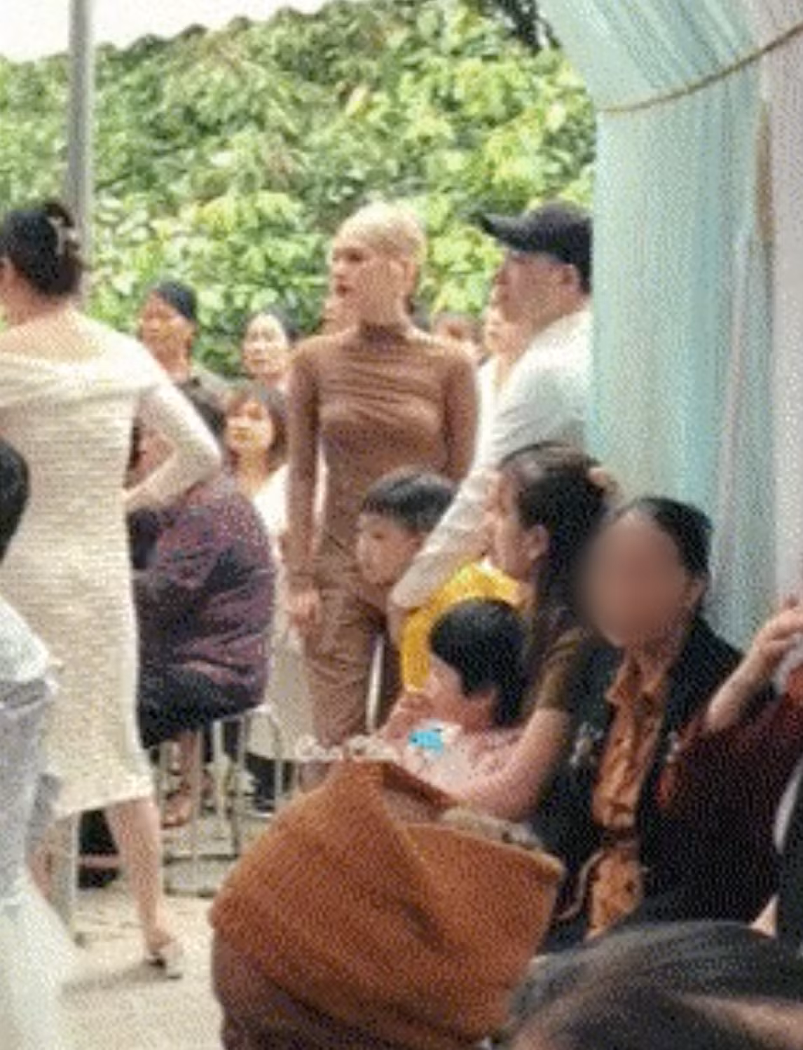 Vợ Xemesis diện trang phục kín đáo nhưng rất nền nã, sang trọng khéo léo khoe body nuột nà.