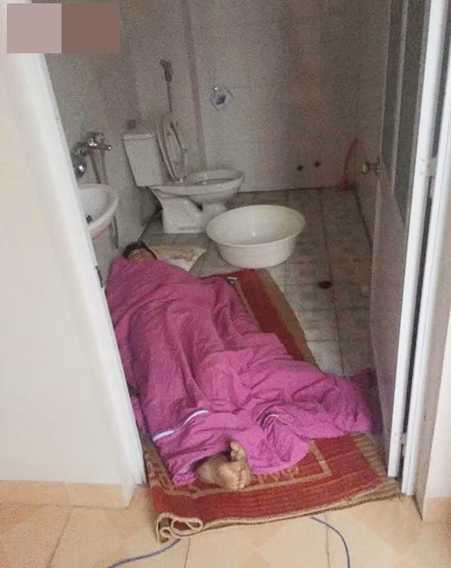 Ngủ trong toilet thì vẫn còn được ở trong nhà, may mắn chán so với những trường hợp trên.