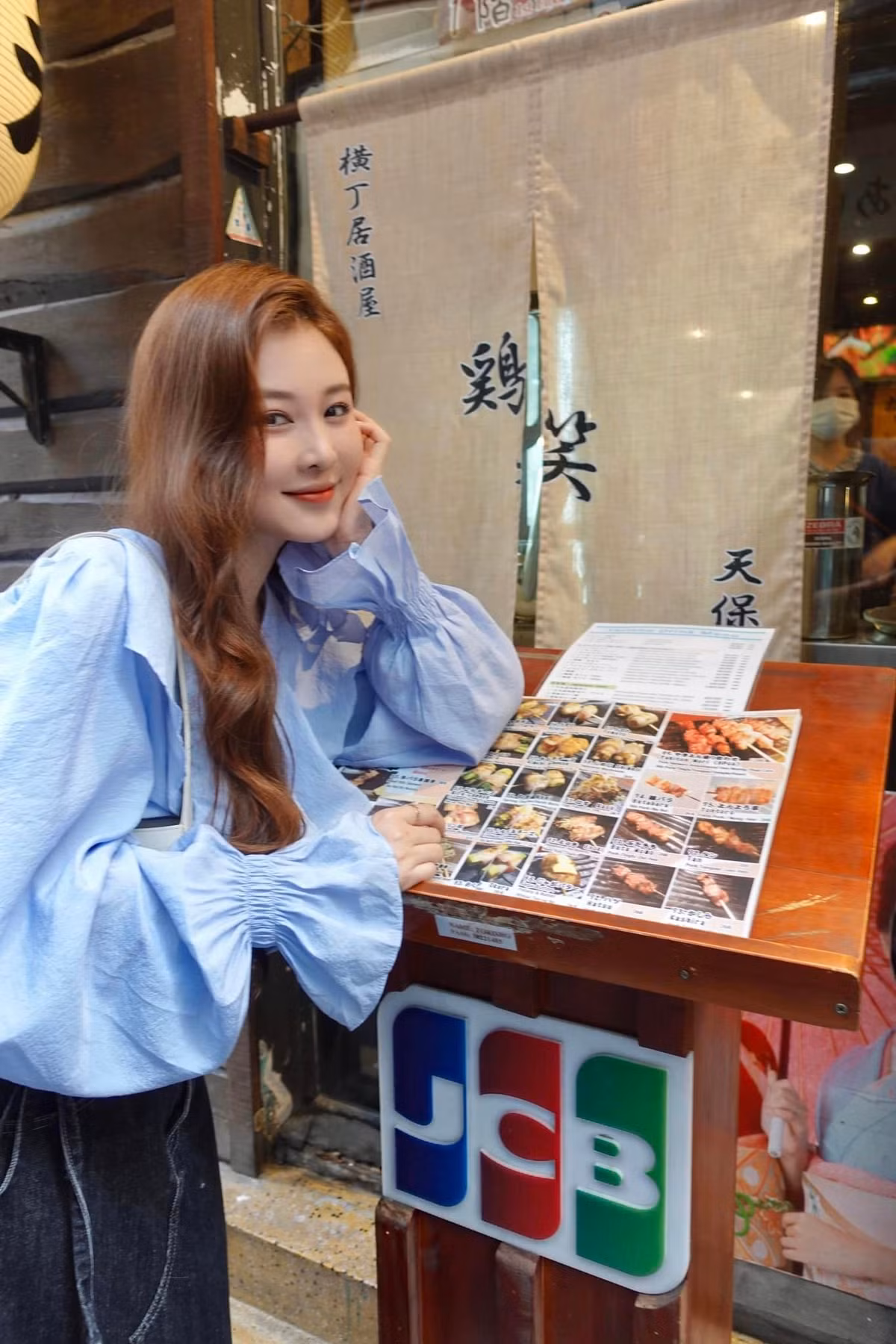 Trước đây, Ribi Sachi từng vướng tin đồn là người yêu của Ngô Kiến Huy chỉ vì cả hai đều chơi chung nhóm bạn thân thiết.