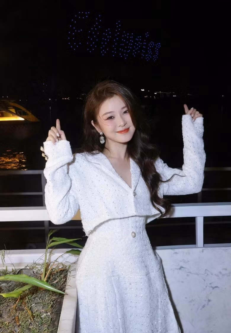 Sở hữu nhan sắc đáng yêu với gương mặt bầu bĩnh và đôi mắt to tròn, gái xinh Ribi Sachi thường đảm nhận vai diễn hot girl trung học trong các series hài của FAPTV…