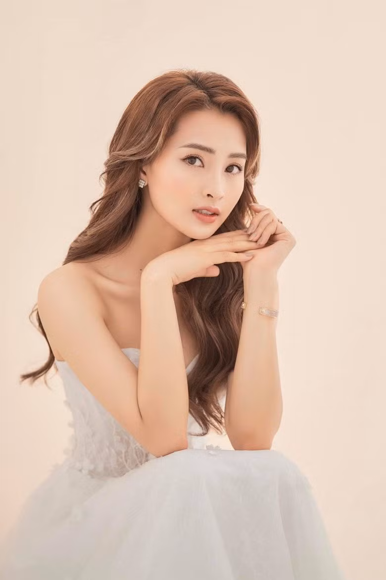 Nữ MC bị “gạ” ăn tối “ngàn đô” khoe vóc dáng nóng bỏng Nu MC bi “ga” an toi “ngan do” khoe voc dang nong bong