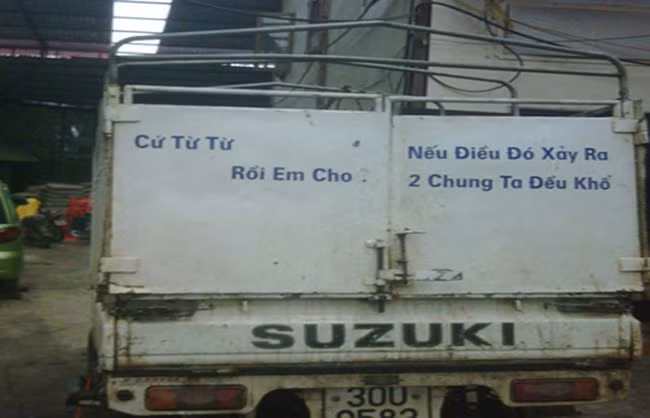 Chúng ta dễ dàng bắt gặp được những tấm biển cảnh báo hài hước thế này phía sau các phương tiện khi tham gia giao thông.