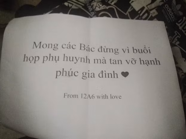 Lời nhắn nhủ của tập thể lớp: “Mong các Bác đừng vì buổi họp phụ huynh mà tan vỡ hạnh phúc gia đình”. Ảnh: Tổng hợp Internet