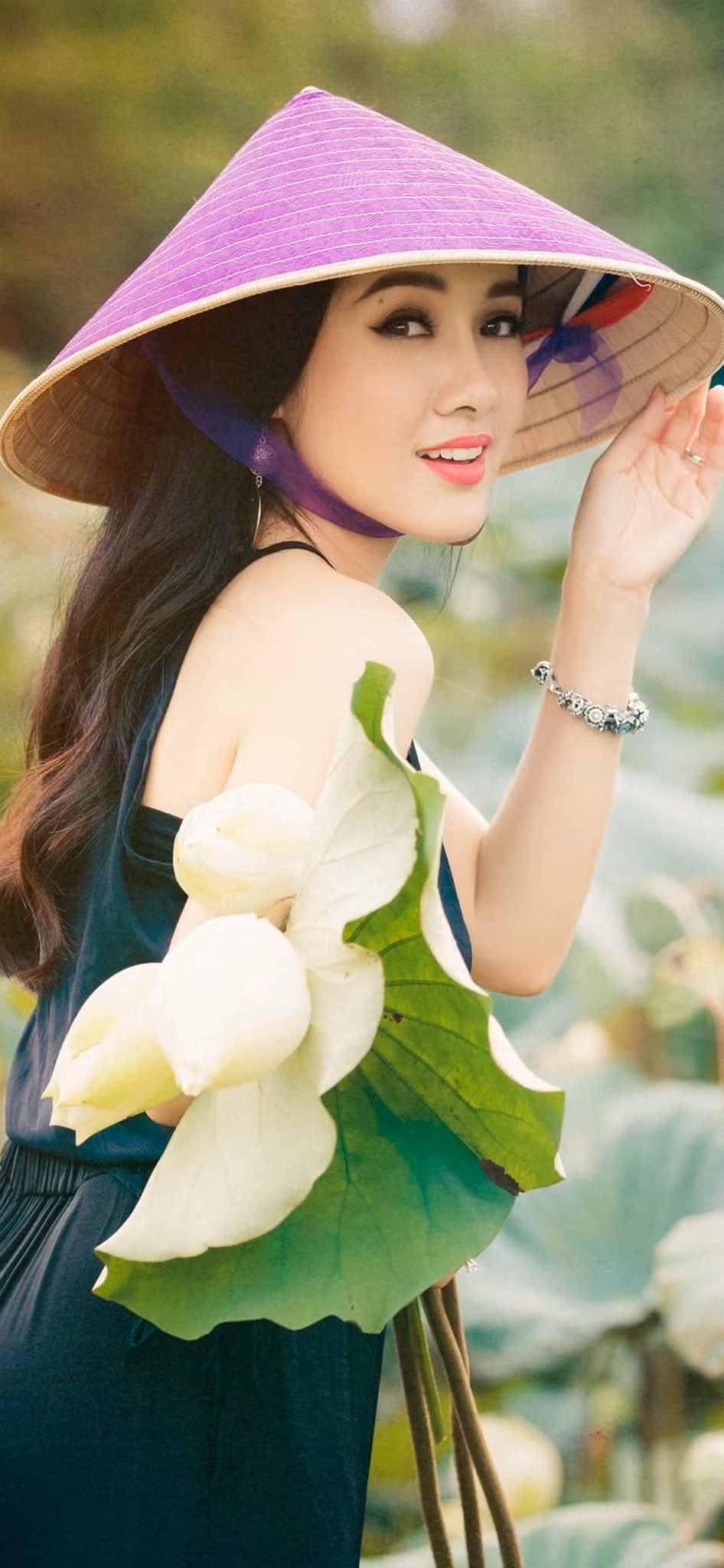 BTV Hoai Anh tao dang giua dam sen hut loi khen ngoi
