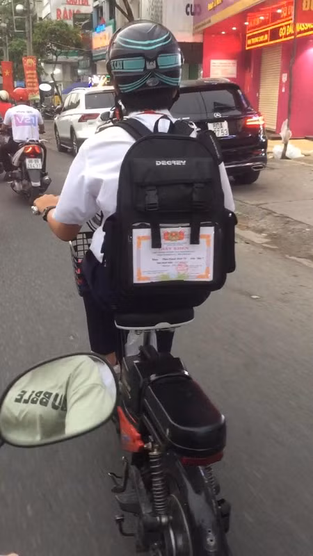 Hầu hết mọi người đều tỏ ra thích thú trước những ý tưởng “khoe” thành tích vô cùng độc đáo này. Ảnh: Thuý Vy