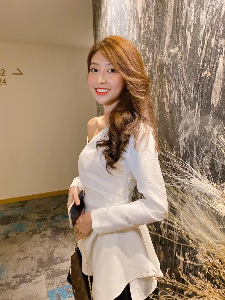 Cô từng đóng MV cho các ca sĩ Vương Anh Tú, Trịnh Đình Quang. Năm 2017, Kim Chi thi The Face Online, vào top 10.