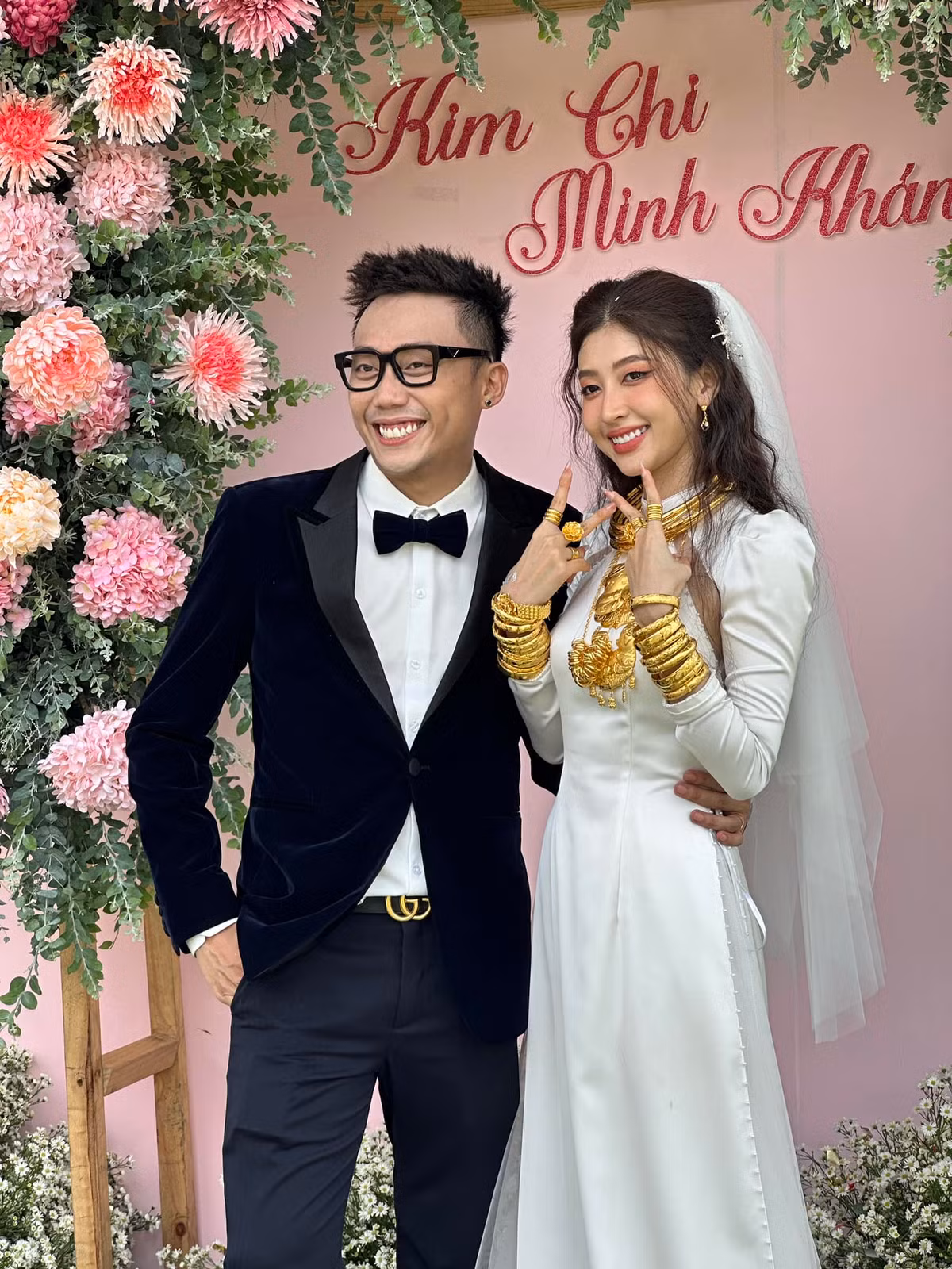 Lộ danh tính quen mặt cô dâu Bến Tre đeo 20 cây vàng Lo danh tinh quen mat co dau Ben Tre deo 20 cay vang