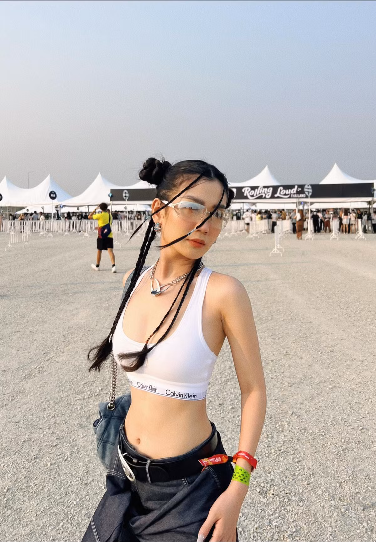 Chẳng những xinh đẹp, Vân Anh còn sở hữu hình thể quyến rũ. Hình ảnh của cô từng được một số báo mạng Trung Quốc đăng tải và dành nhiều lời khen ngợi.