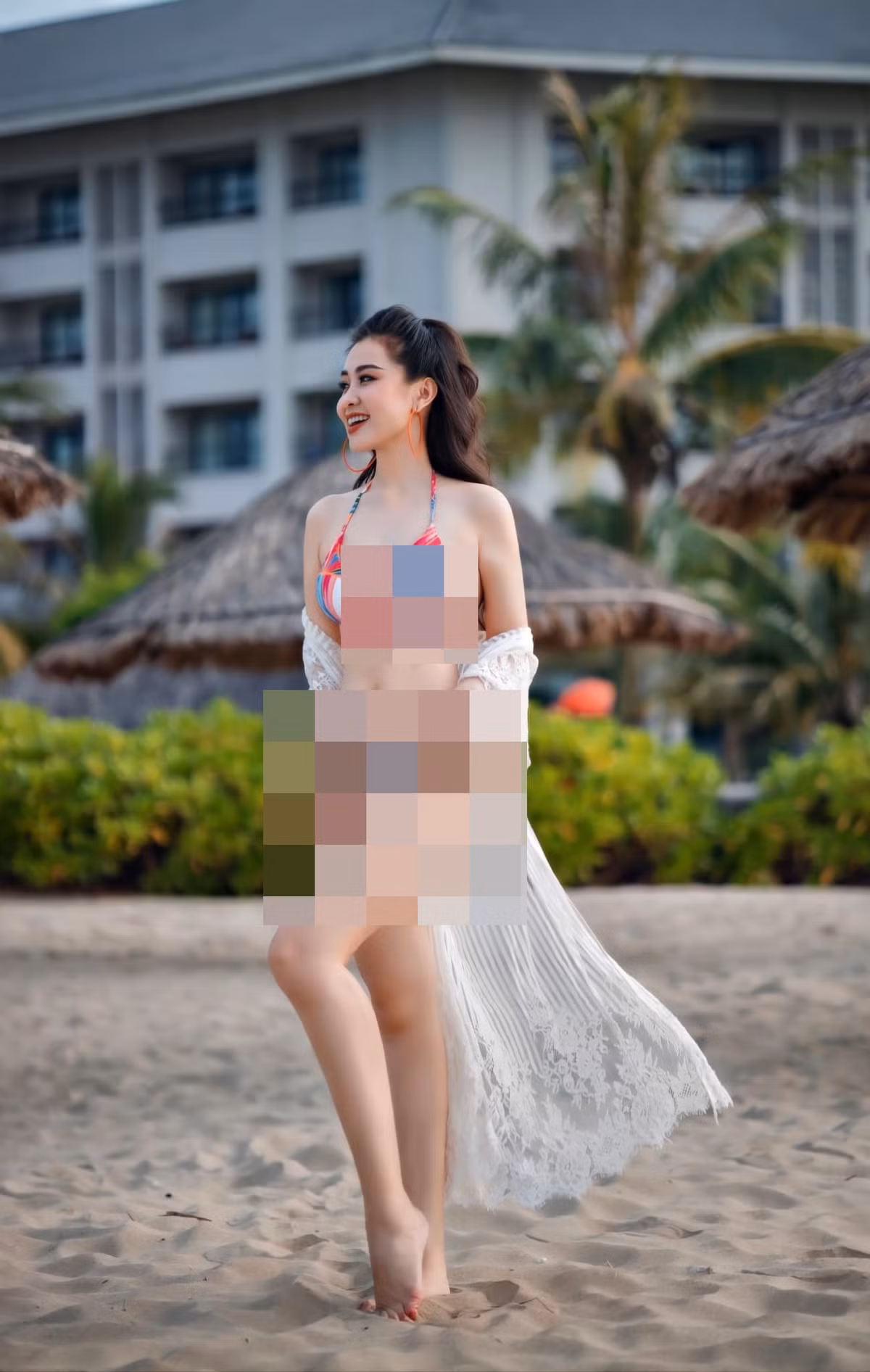 Cô lựa chọn áo tắm họa tiết hoa văn cổ điển kết hợp áo kimono ren trắng để tôn lên đường cong hoàn hảo của mình.