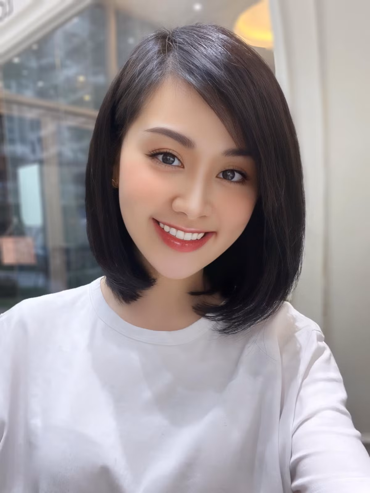 Rời trường quay người đẹp xứ Nghệ lại lựa chọn phong cách tôn dáng, gu ăn mặc gợi cảm.