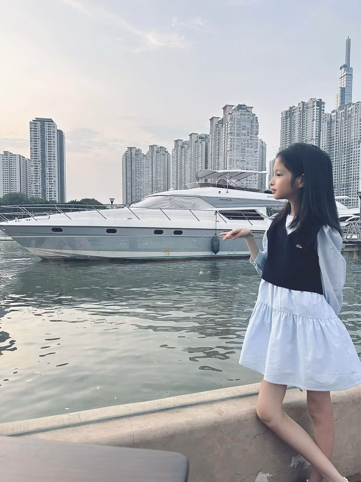 Dưới bài đăng, netizen khen ngợi rằng, dù con gái Đoàn Di Băng là con nhà giàu nhưng không sống đua đòi, xa xỉ hay chảnh chọe.