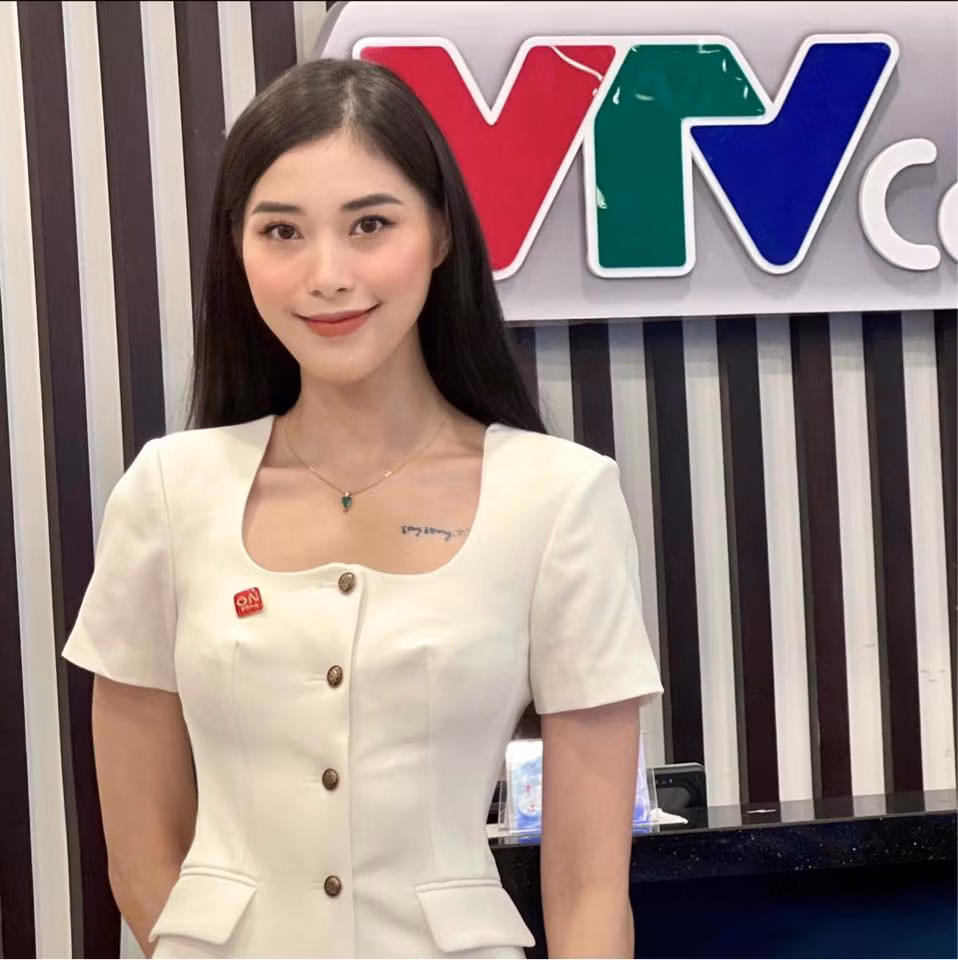 Với Thu Huyền, nhờ sở hữu chiều cao cùng vóc dáng chuẩn chỉnh, cô nàng diện áo dài vô cùng cuốn hút.