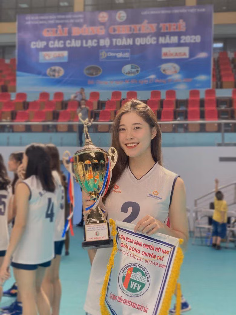 Đặng Thu Huyền từng gây sốt khi là một trong những vận động viên bóng chuyền trẻ tiềm năng lại sở hữu sắc xinh đẹp.