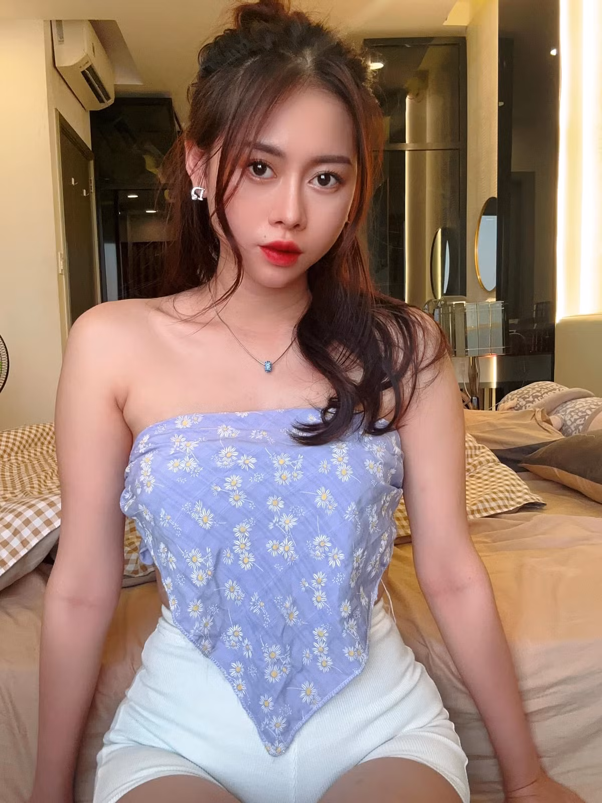 Hiểu rõ lợi thế của bản thân, cô nàng theo đuổi phong cách gợi cảm, thường xuyên xuất hiện trong trang phục táo bạo, cá tính, khỏe khắn nhưng không kém phần quyến rũ.