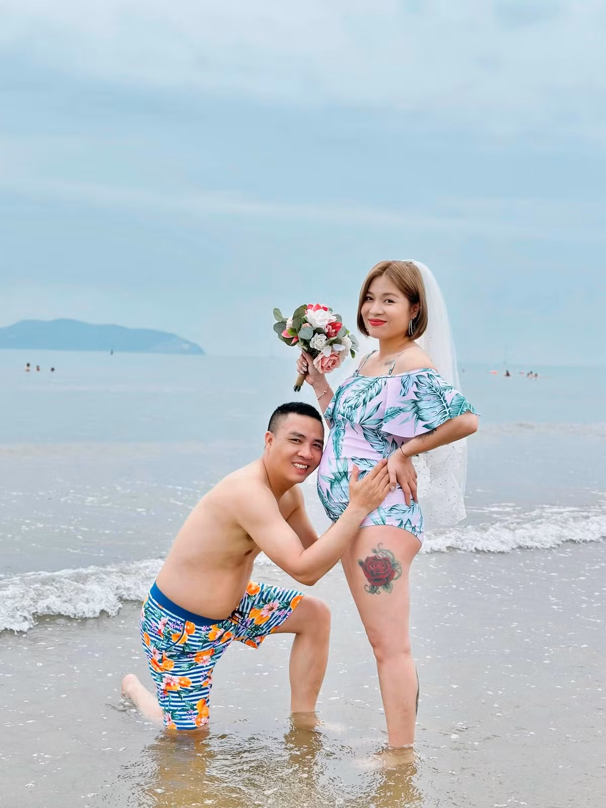 MC Hoàng Linh còn không ngại "phanh" áo, khoe trọn chiếc khuyên rốn cùng những hình xăm "cực cháy".