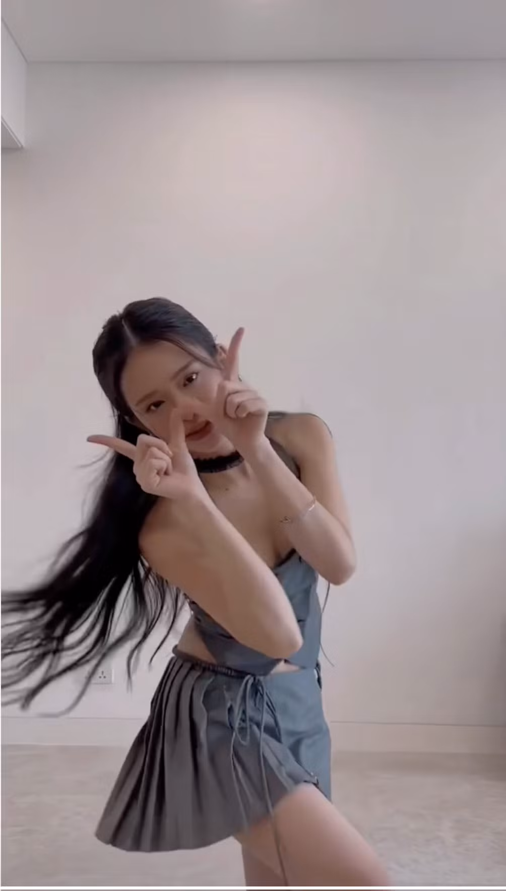 Màn thể hiện của Linh Ka được nhận xét là tay chân còn loạn xạ, động tác không dứt khoát khiến người xem cảm giác nhạc một đằng, vũ đạo một nẻo.