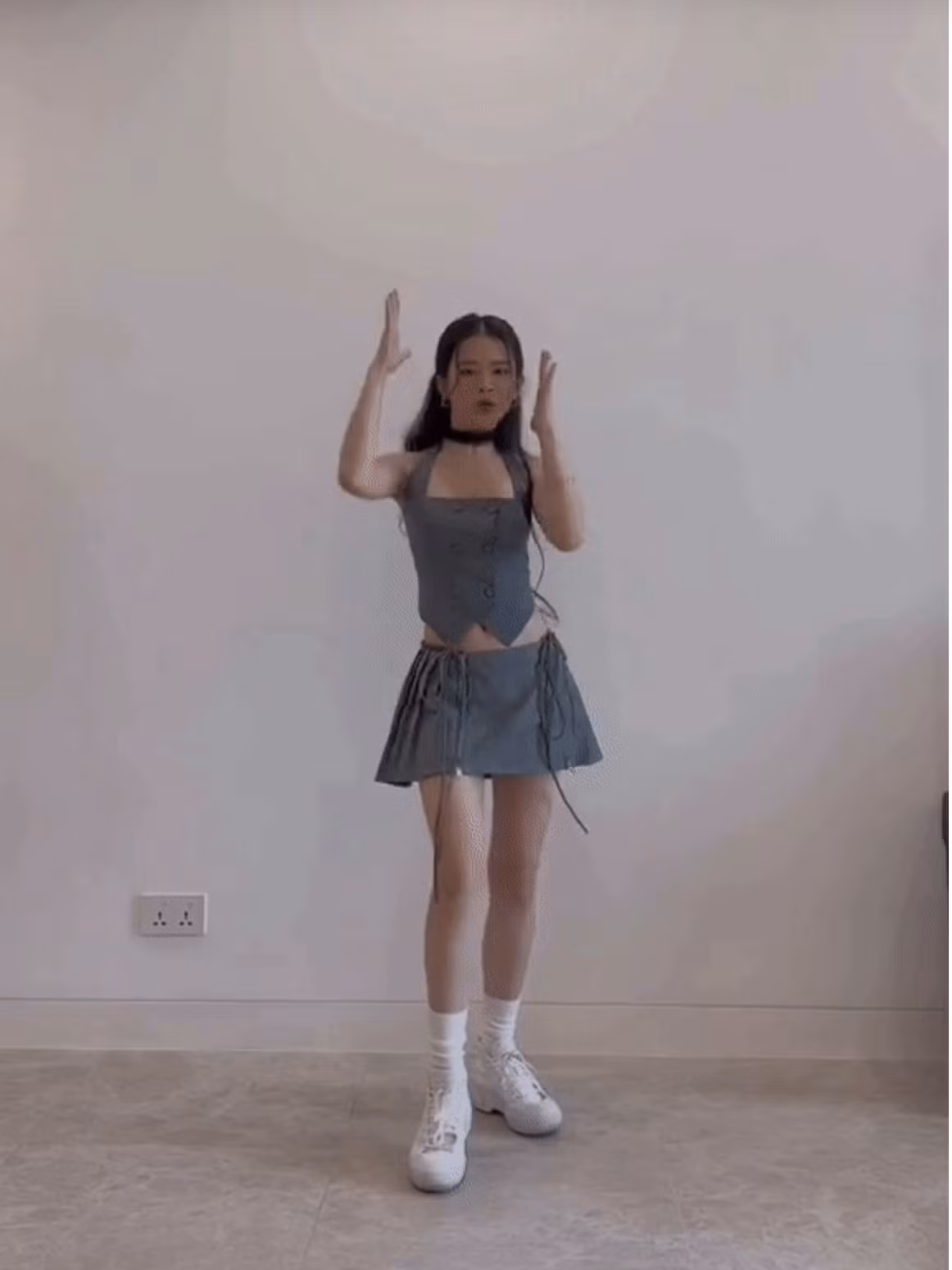 Với sản phẩm debut lần này, dân tình rất trông ngóng vào khả năng vũ đạo của Linh Ka. Tuy nhiên qua đoạn clip được chính Linh Ka đăng tải trên TikTok, cô tiếp tục nhận về nhiều tranh cãi về kỹ năng nhảy.