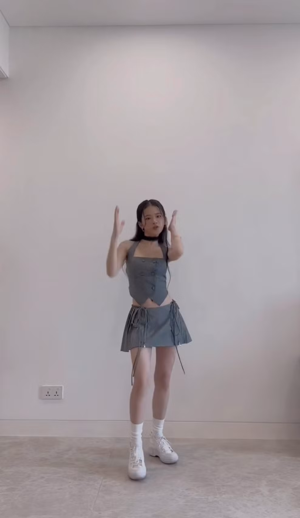 Nhiều người còn cho rằng phần vũ đạo được biên không phù hợp với ca khúc của Linh Ka, thiếu điểm nhấn và lệch nhạc.
