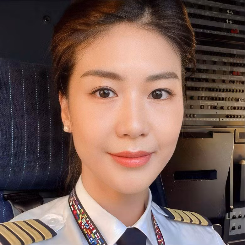 Cô còn gây ấn tượng với hình ảnh mạnh mẽ, cá tính nhưng vẫn rất xinh đẹp trong bộ đồng phục phi công.