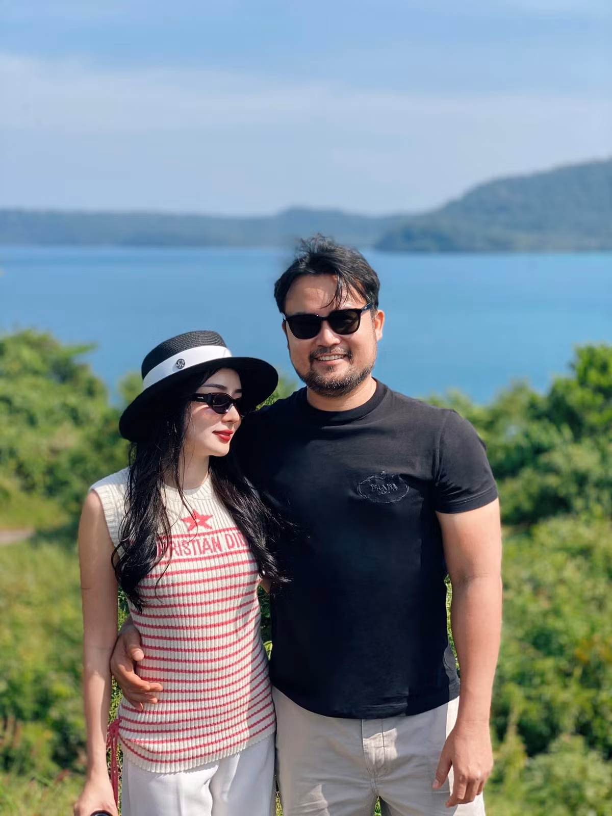 Trên trang cá nhân của Angela, ngập tràn những hình ảnh cô đi nghỉ dưỡng, du hí bên chồng khắp nơi trên thế giới.