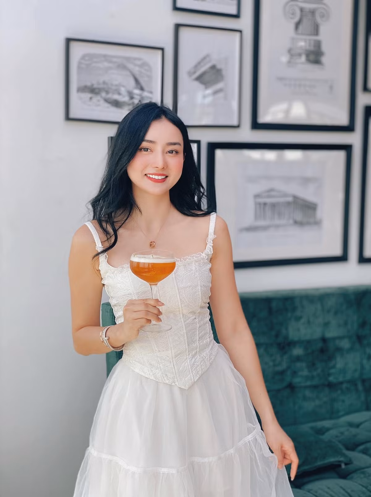 Vóc dáng quyến rũ của Angela Minh Châu làm ai nấy xuýt xoa vì vô cùng nuột nà.