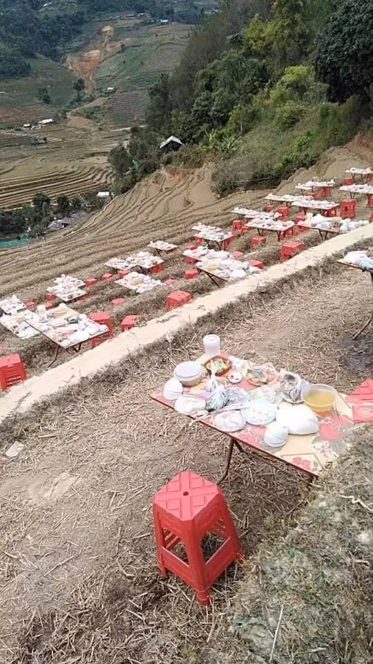 Một số bạn trẻ cho rằng đám cưới phong cách ruộng bậc thang không chỉ tiết kiệm chi phí rạp cưới mà còn có tầm ngắm phong cảnh vô cùng tuyệt vời.