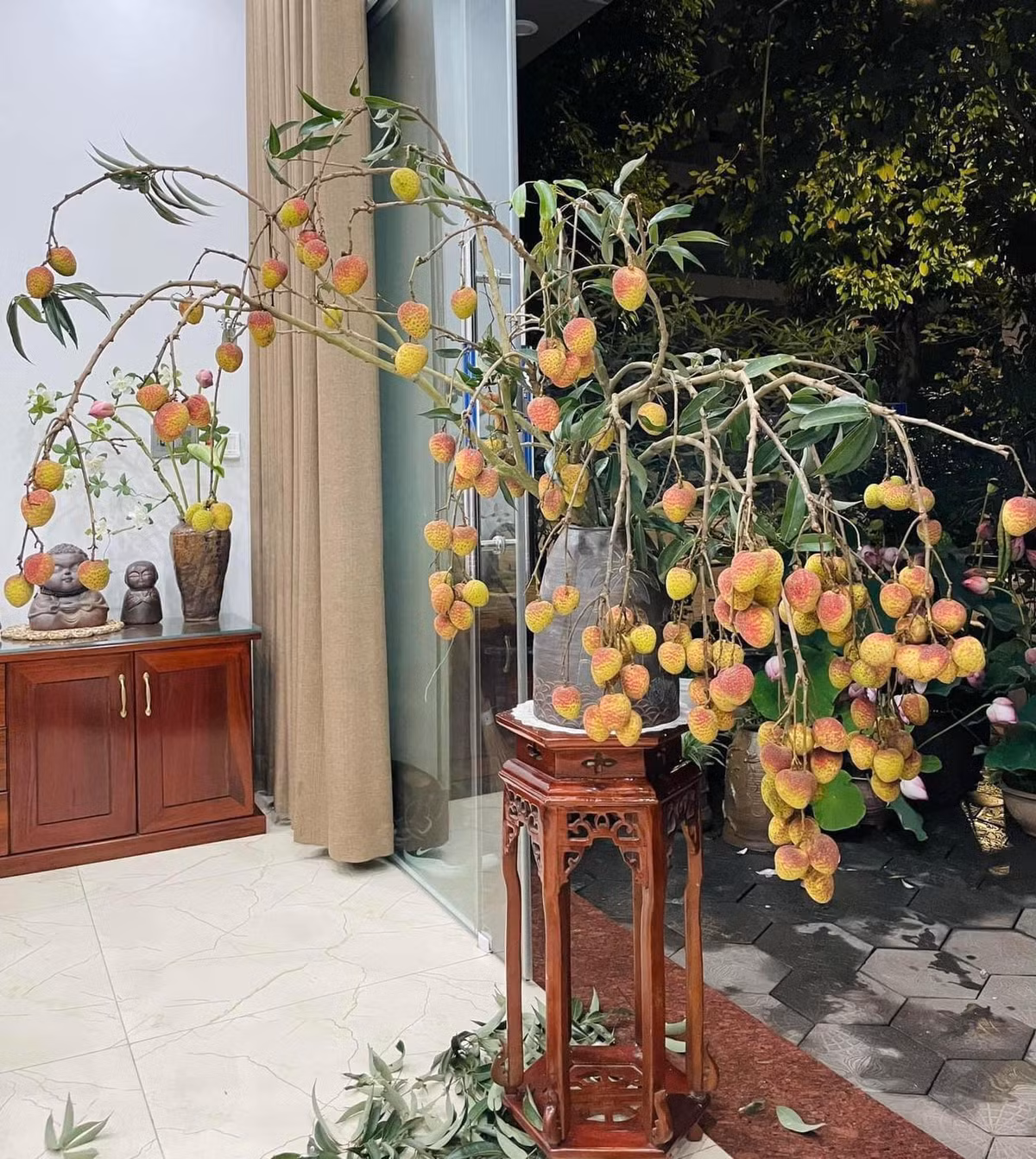 Cùng với đó, nhiều người còn nghĩ ra những cách tận dụng quả vải vô cùng thú vị như tạo thành các món ăn mới lạ, hấp dẫn hơn, hay thậm chí là mang vải đi làm... bình hoa trang trí nhà cửa như thế này. Ảnh: Bắc Giang 24H