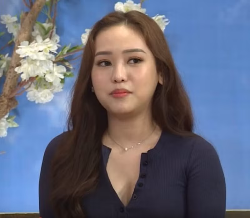 Sau ồn ào "tiểu tam", Thúy Vi đã thực hiện "dao kéo" vòng 1, khuôn mặt và liên tiếp gây lùm xùm bởi gu ăn mặc quá hở hang, phản cảm.