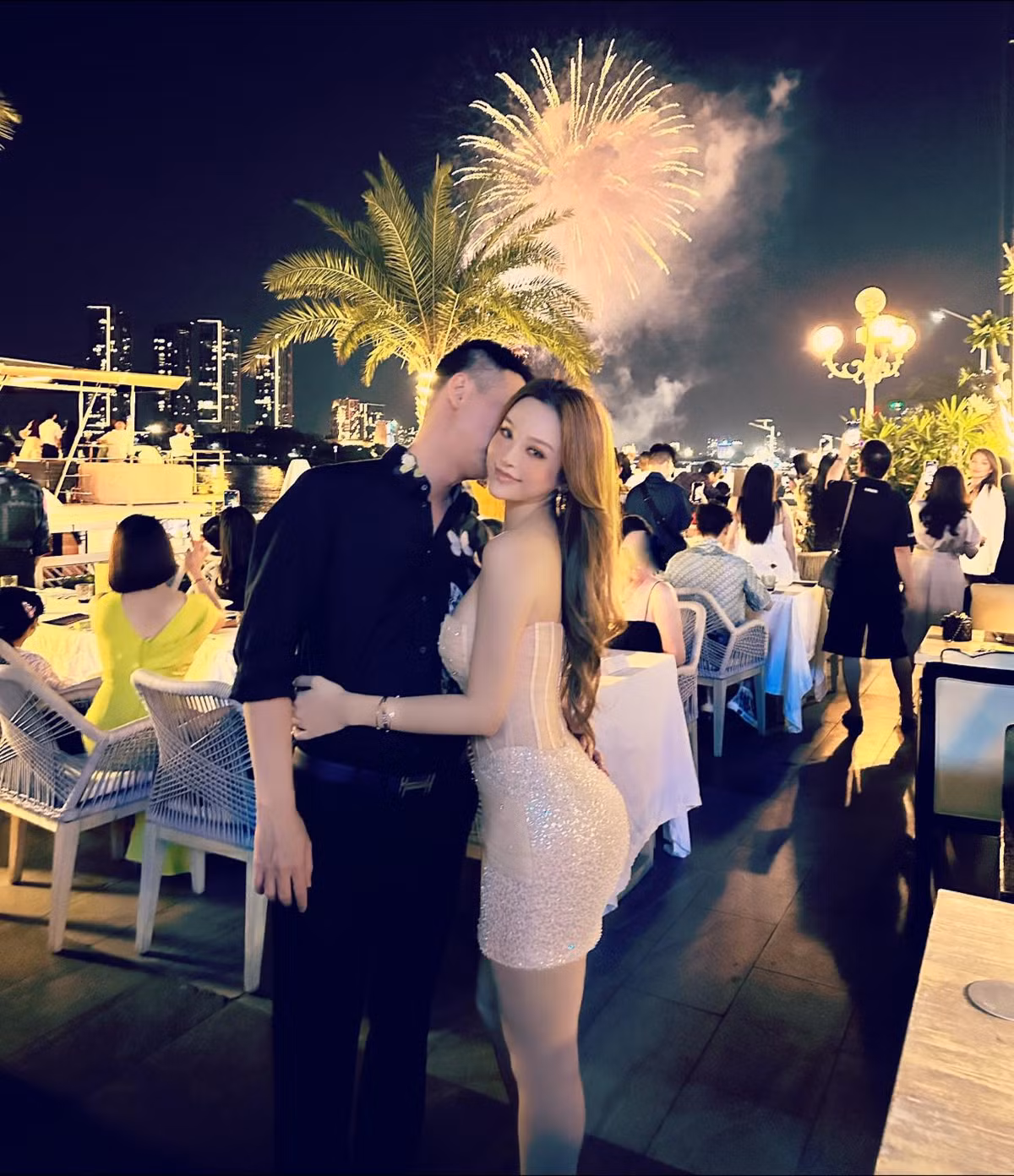 Mới nhất, hot girl đời đầu này đăng tải một khoảnh khắc hẹn hò ngày lễ của hai vợ chồng và viết: “Thì thầm vào tai em: ‘Mai anh cho tiền nhé’. Tự dưng thấy anh đẹp trai thế!”.