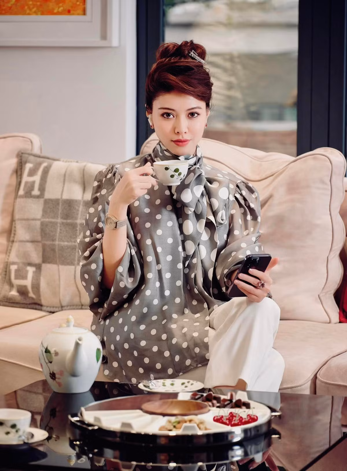 MC Ngọc Trinh cho biết cô từng cho rằng túi xách là một thứ không thể thiếu bên mình. Do đó, cô tự "hành hạ" bản thân bằng việc luôn cầm theo túi xách nặng khoảng 15kg.
