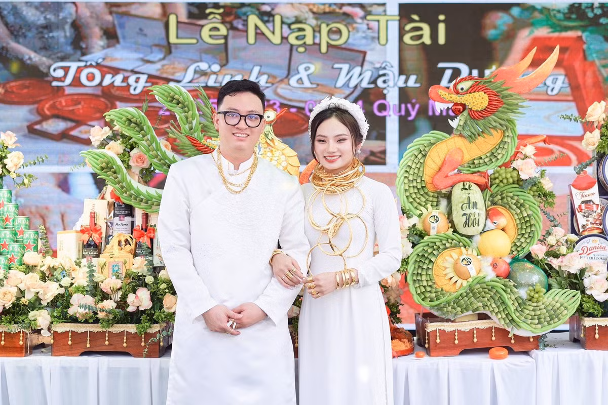Theo chia sẻ trong bài đăng, cô dâu đeo vàng này là Tống Linh (23 tuổi) và chú rể Mậu Dương (26 tuổi). Qua tìm hiểu, lễ nạp tài diễn ra vào ngày 27/5, tại xã Xuân Tín, huyện Thọ Xuân, tỉnh Thanh Hóa. Ảnh: Người đưa tin