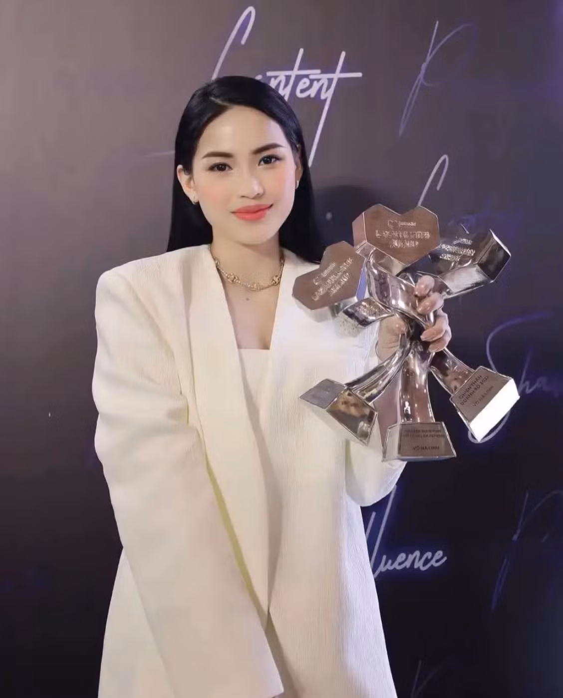 Sau động thái này quả thực "chiến thần review" Hà Linh khiến nhiều người bất ngờ vì cô nàng đã không còn hoạt động quá sôi nổi như trước đây trên mạng xã hội.