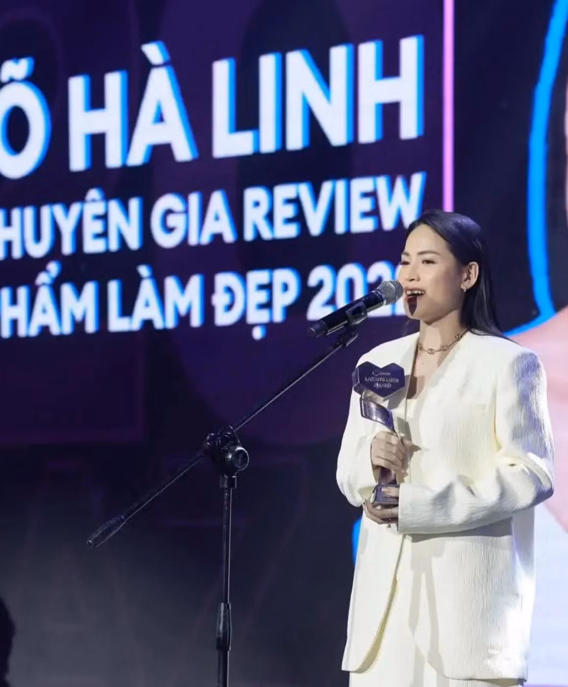 Trong đoạn clip cô nàng cũng chia sẻ về niềm vui, hạnh phúc sau khoảng 4 năm làm reviewer thì đây là lần đầu tiên cô nàng được tham dự một sự kiện trao giải.