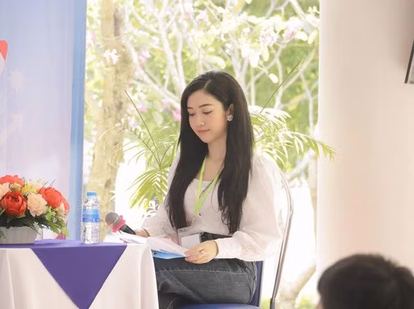 Hai năm trước cô trở thành nữ MC trẻ nhất của VTV. Nhan sắc và nụ cười tỏa nắng của Mỹ Chi đã tạo dấu ấn cho nhiều người.