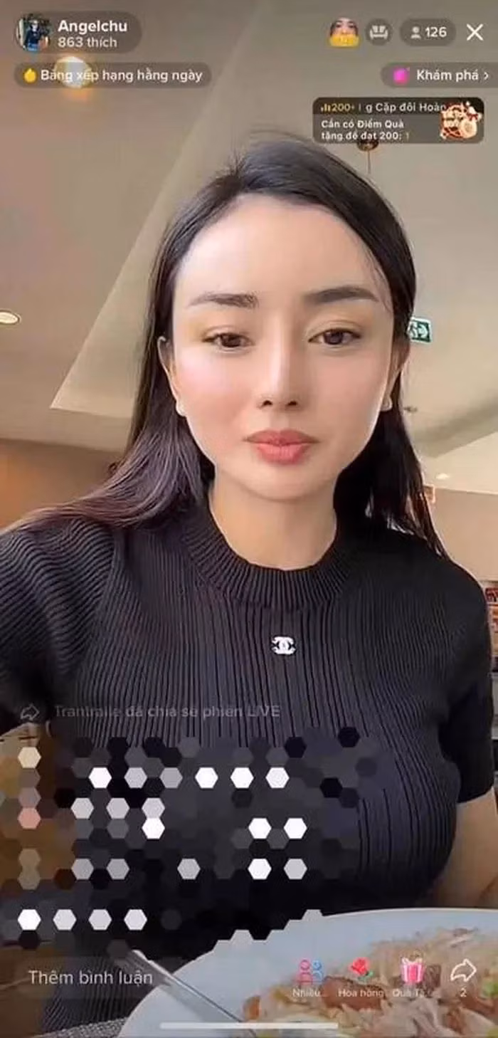 Mặc dù cuộc sống đủ đầy, tiền tiêu không thiếu, lại được chồng cưng chiều hết mực, thế nhưng đến nay cô nàng vẫn chưa thông báo tin vui, điều đó khiến cư dân mạng không ngừng thắc mắc.