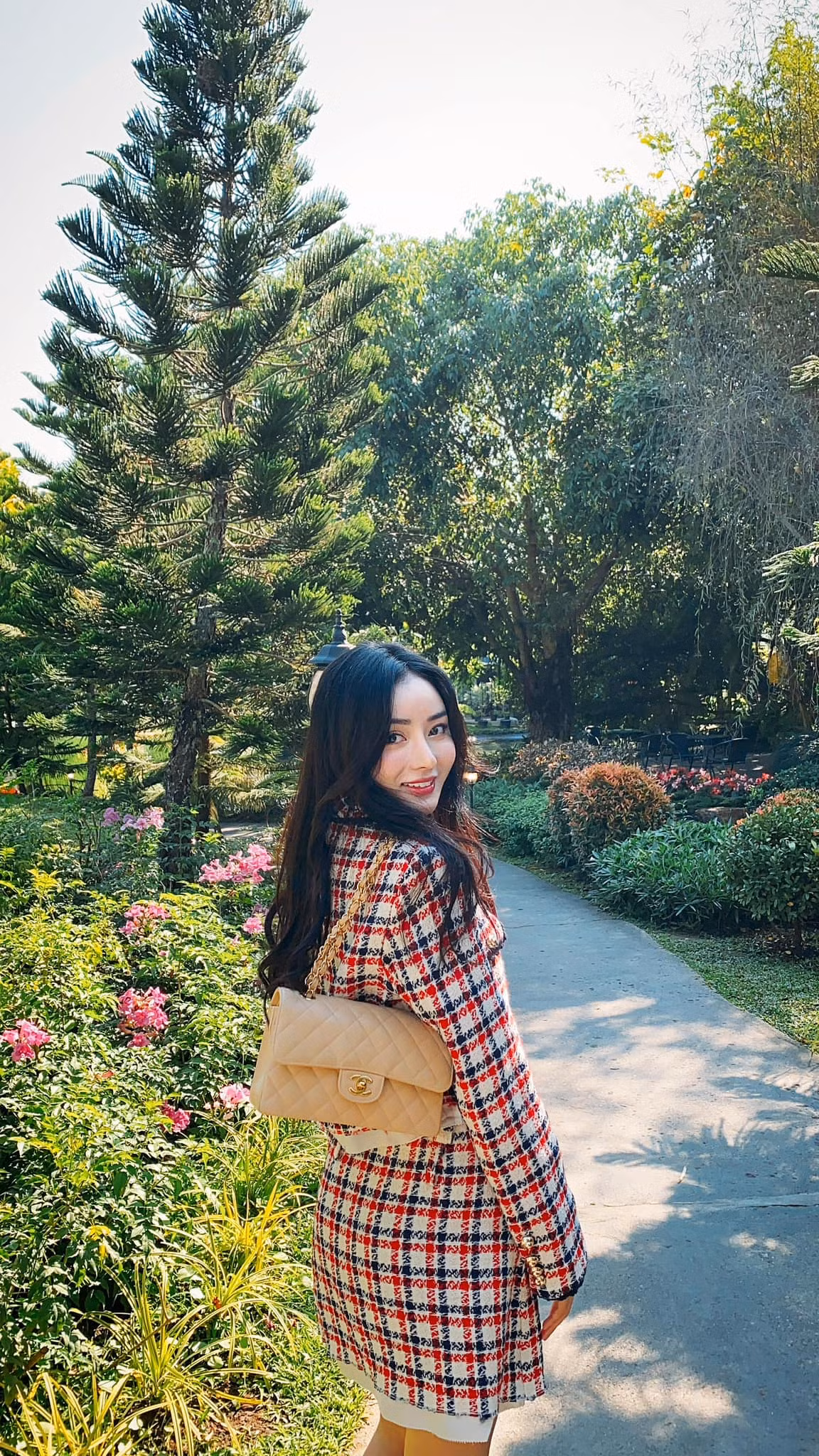 Trên trang cá nhân của mình, Angela Chu không ngần ngại chia sẻ về hôn nhân cũng như cuộc sống hạnh phúc bên chồng Thái Lan. Ảnh: FBNV