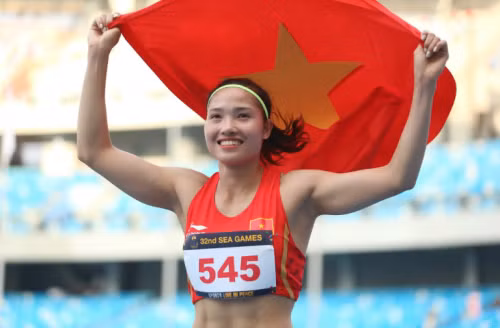 Được biết, để giành thời gian tập trung tập luyện và thi đấu cho SEA Games 32 ở Campuchia lần này, nữ trung úy Linh Na và bạn trai đã thống nhất hoãn việc tổ chức đám cưới.