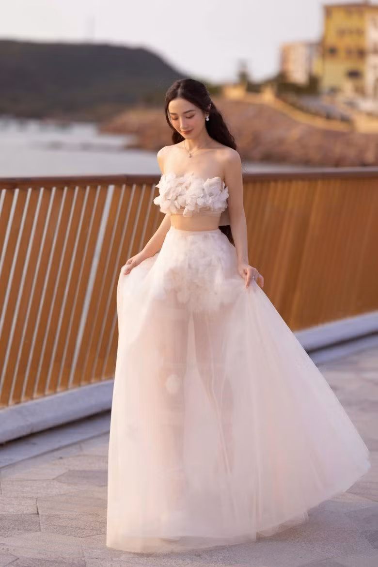 “Hot girl trà sữa” khoe vòng 1 “nhân tạo”, nóng bỏng tột độ “Hot girl tra sua” khoe vong 1 “nhan tao”, nong bong tot do