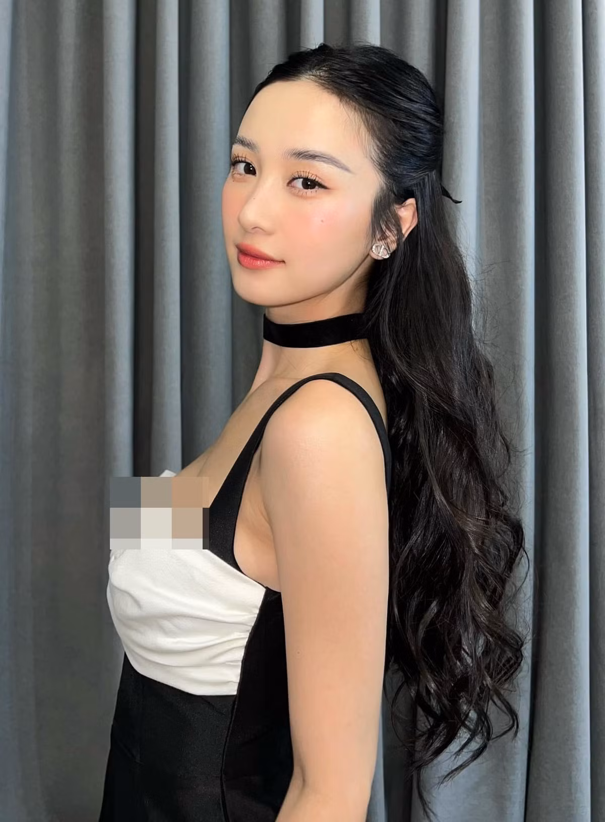 Trước đó, cô nàng không ngần ngại tiết lộ chuyện mình đã tu sửa chúng để trông hấp dẫn hơn. Ảnh: FBNV