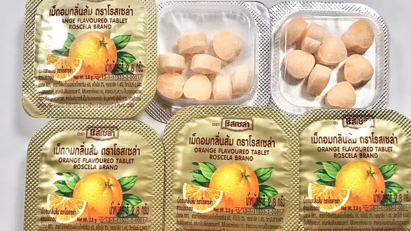 Những viên kẹo C hình trái tim là món quà vặt mà hầu như đứa trẻ nào thời ấy đều không thể không biết. Đựng trong chiếc hộp bé xinh, chỉ có vài viên nhưng hương vị chua chua của những viên kẹo ấy làm cho chúng ta cứ nhớ mãi không quên cho đến tận bây giờ.
