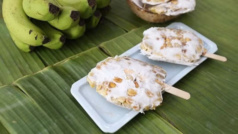 Mùa hè thời đó được rất nhiều người yêu thích, bởi lẽ không chỉ là mùa được nghỉ học mà là khoảng thời gian được thưởng thức kem chuối. Trải qua bao nhiêu năm thăng trầm, kem chuối ngày càng được biến tấu đa dạng hơn, nhưng có 1 điều vẫn giữ được vẹn nguyên đó chính là hương vị tươi ngon, thanh mát mà nó đem lại.