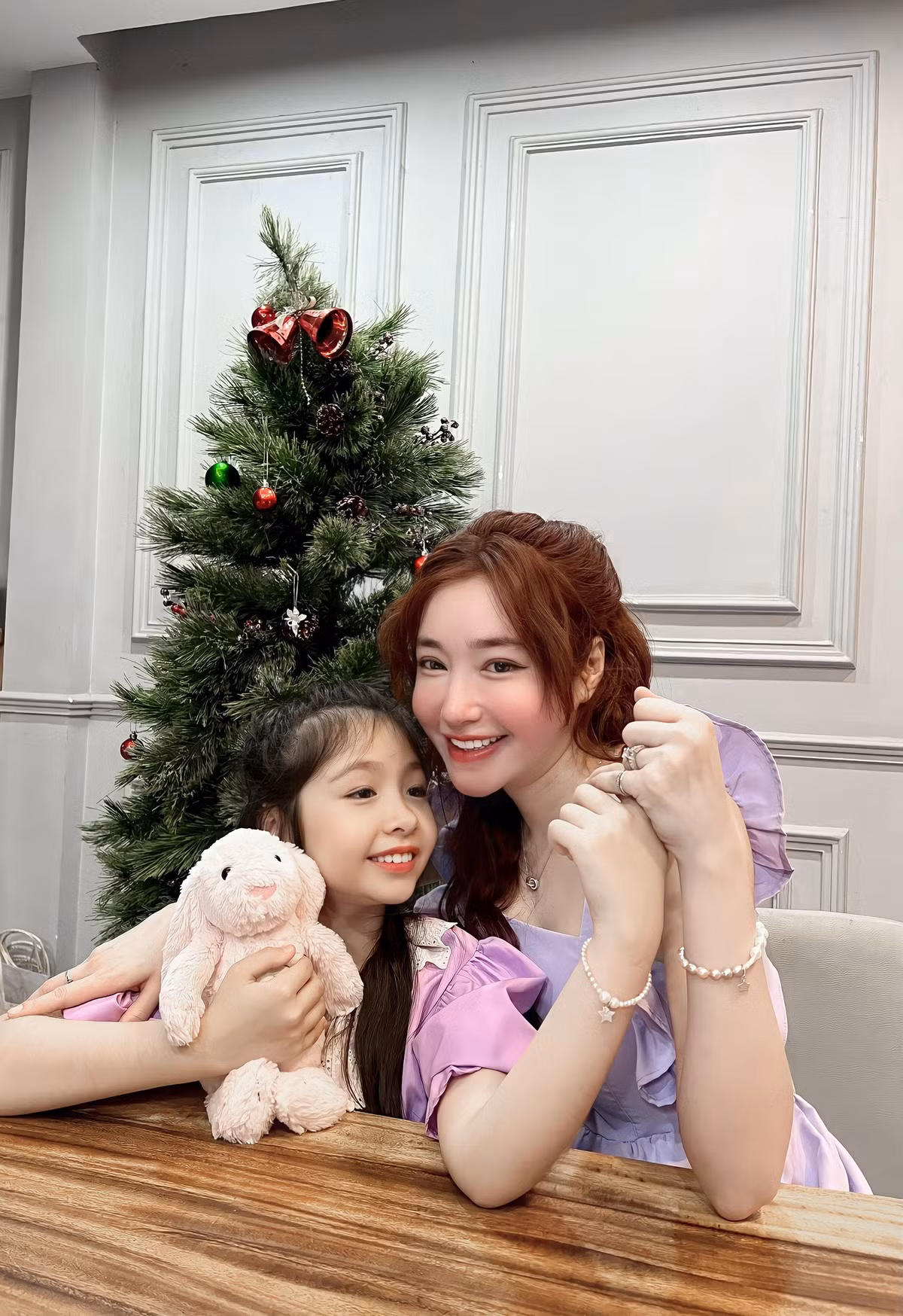 Visual nhân đôi khi mẹ U40 trẻ đẹp như thiếu nữ, con gái mới 9 tuổi lại sớm trổ mã xinh đẹp.