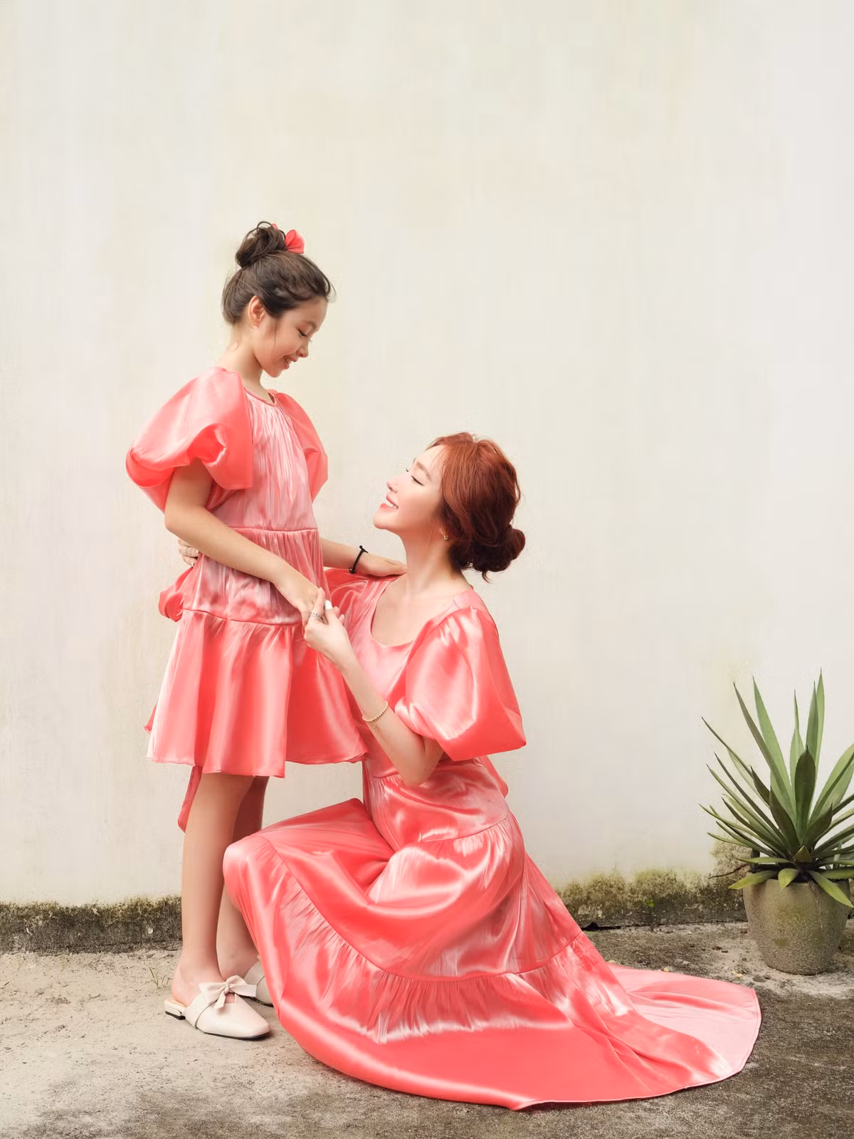 Mỗi lần xuất hiện, Caide lại nhận về hàng loạt bình luận khen ngợi về ngoại hình xinh xắn, như bản sao của mẹ Elly.