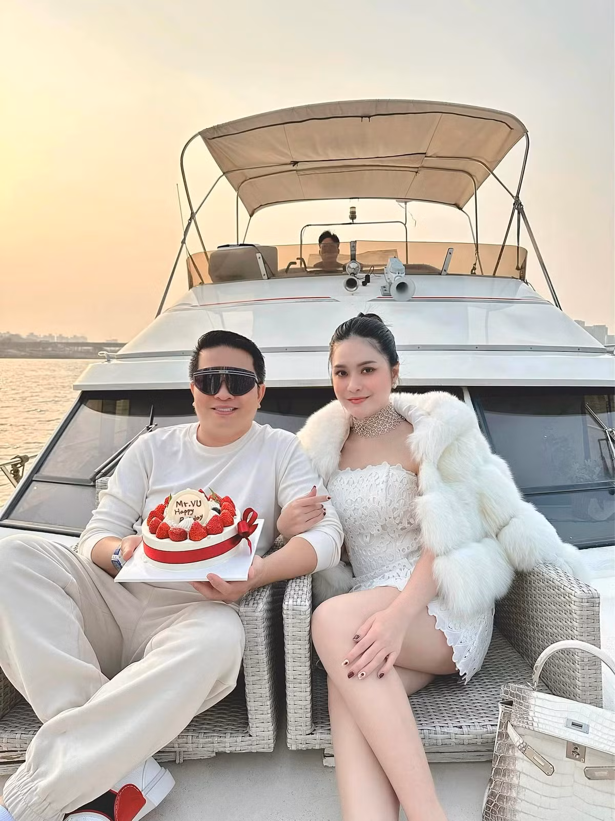 Hơn 10 năm sống chung, cặp đôi có với nhau 3 cô con gái xinh xắn, ngoan ngoãn. Ảnh: FBNV