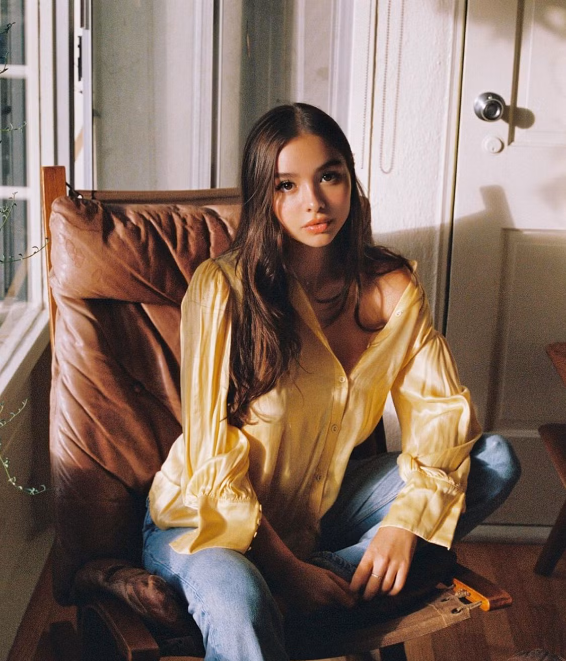 Chẳng những xinh đẹp và gợi cảm, Sophie Mudd còn nổi bật với gu thời trang quyến rũ, tôn được tối đa lợi thế vóc dáng.