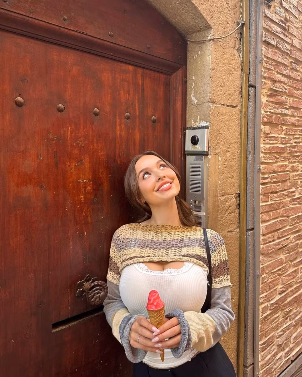 Chỉ nhờ một đoạn video dài 31 giây, người đẹp Hoa Kỳ đã thu hút được sự chú ý và nhanh chóng được biết đến.