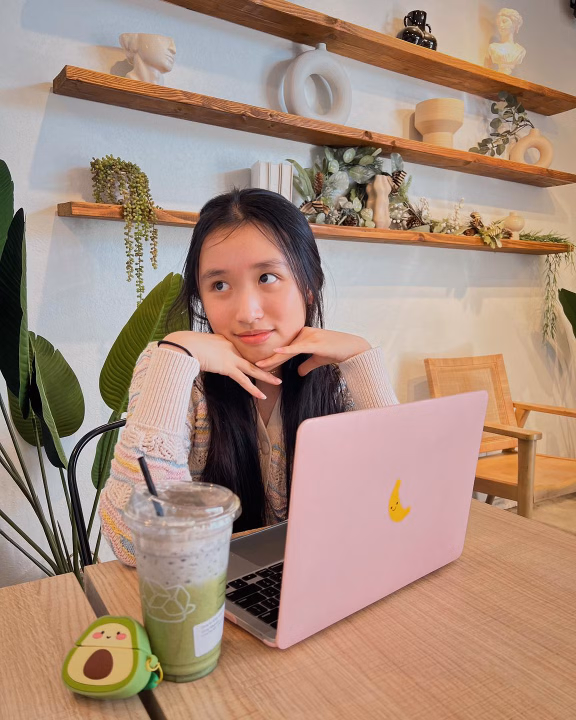 Không dừng lại ở đó, nữ YouTuber 18 tuổi còn tích cực tham gia các hoạt động xã hội, truyền cảm hứng đến nhiều người trẻ. Ảnh: FBNV