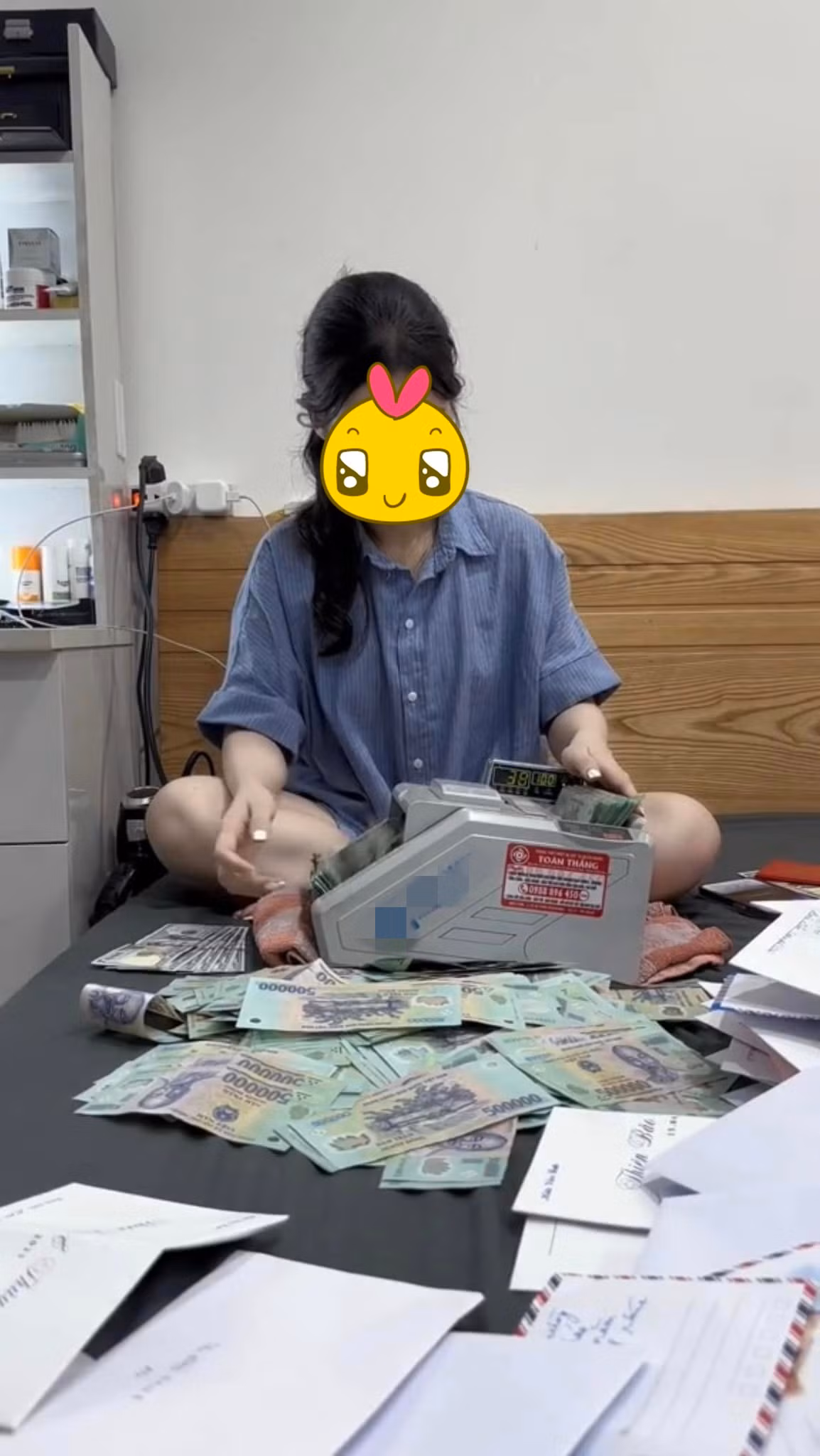 Hình ảnh đếm tiền mừng cưới bằng máy đếm khiến nhiều chị em trầm trồ, có chút ghen tị. Bởi lẽ cô dâu và chú rể phải nhận được số tiền phong bì nhiều đến mức nào mới phải sử dụng đến máy. Ảnh: Không Sợ Chó