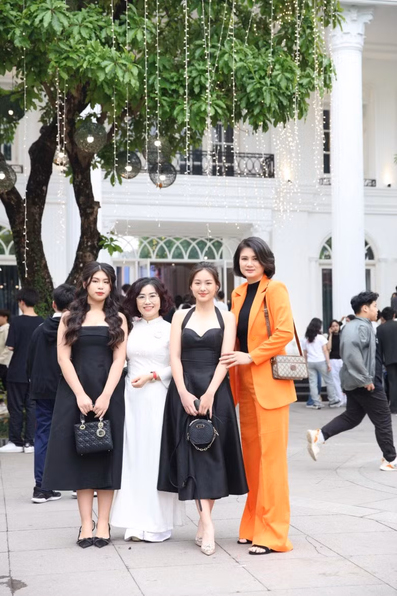 Con gái Kim Huệ dù chưa phát triển hết chiều cao nhưng nhan sắc lại được dự đoán là trội hơn mẹ.