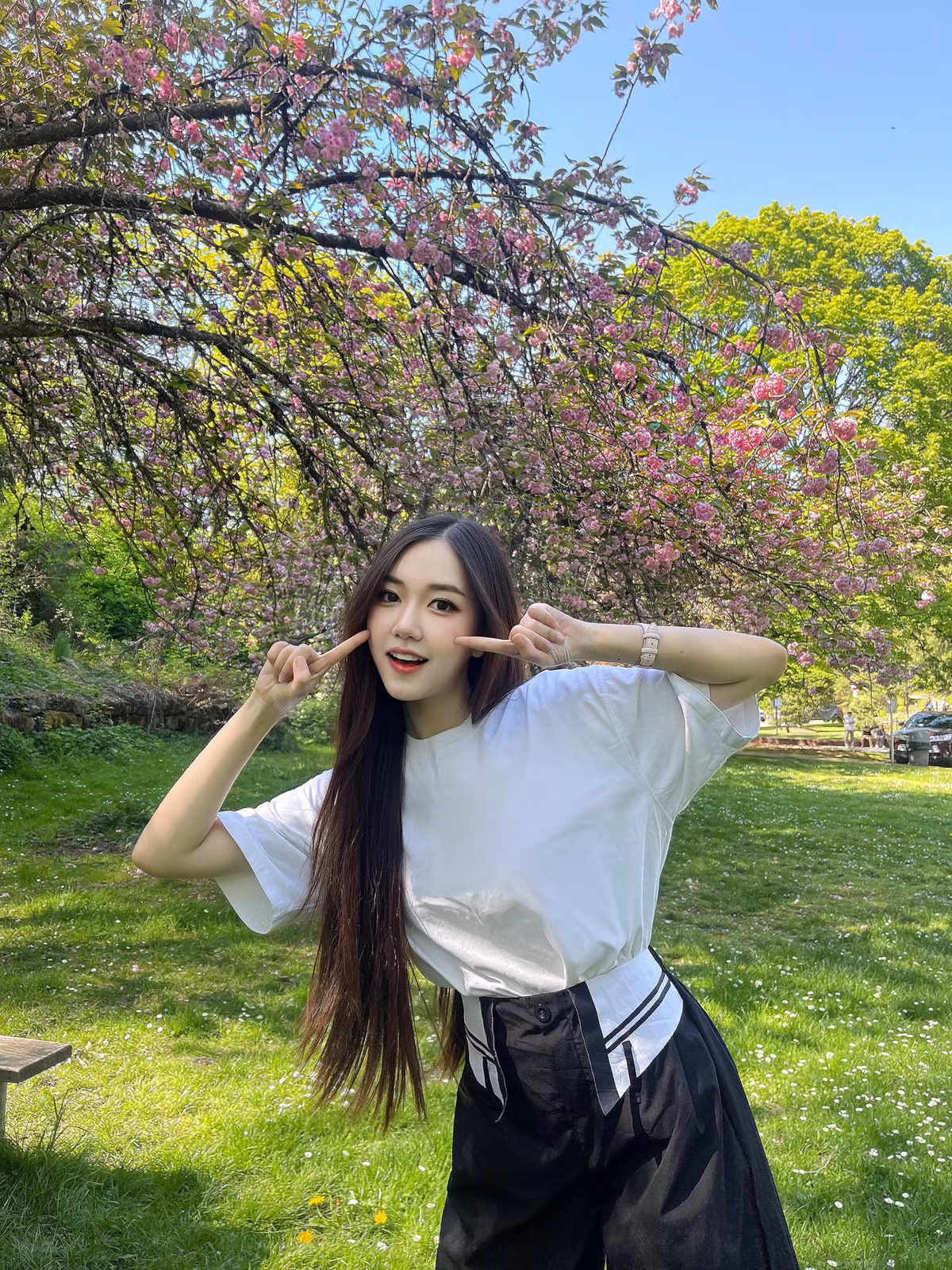 Với lối ăn mặc tuy sành điệu và có phần già dặn hơn tuổi, song cô nàng 10X này vẫn chẳng hề khiến cộng đồng mạng buông lời chê bai. Ảnh: FBNV